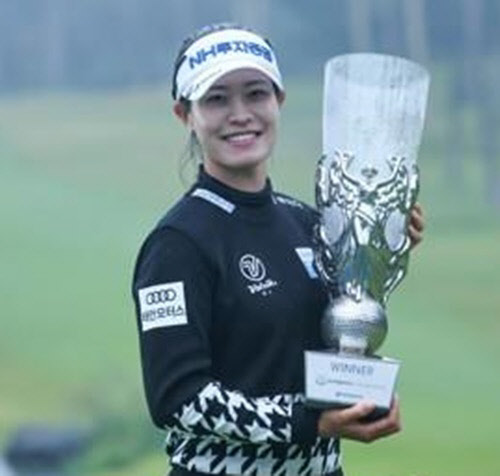 하이트 진로 챔피언십 우승 트로피를 안은 박민지.<KLPGA 제공>